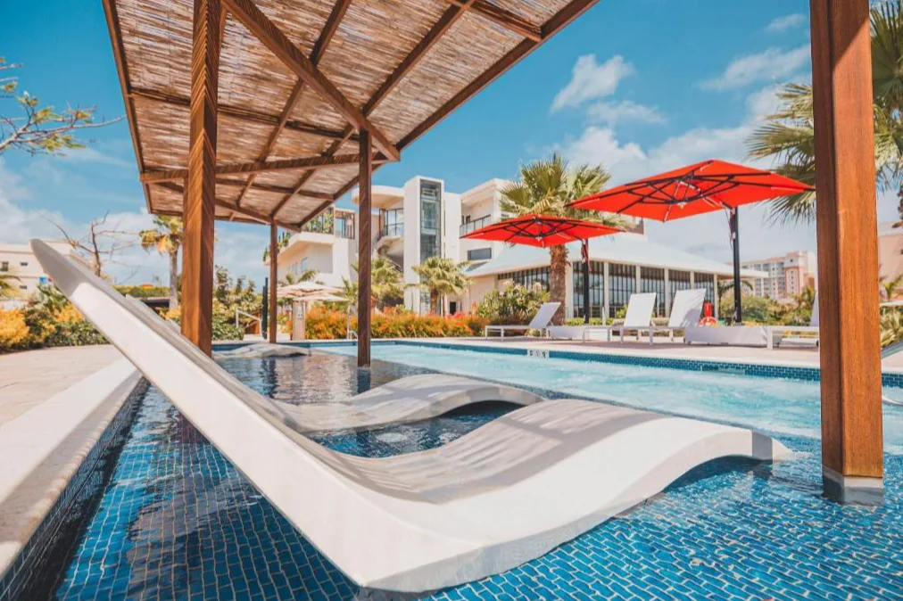 Radisson Blu Aruba | ligbedden bij zwembad